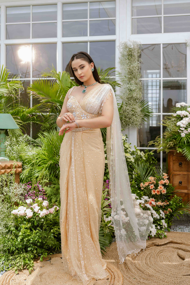 Load image into Gallery viewer, Ishani Ombre Petal Drape Saree