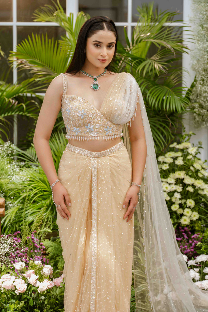 Load image into Gallery viewer, Ishani Ombre Petal Drape Saree