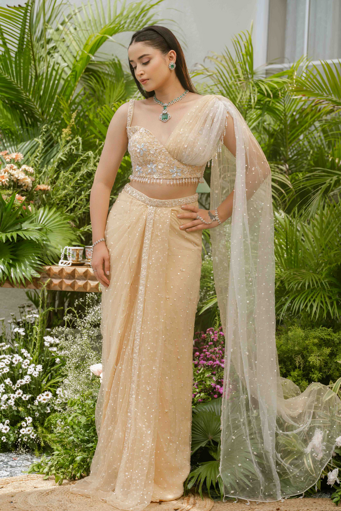 Load image into Gallery viewer, Ishani Ombre Petal Drape Saree