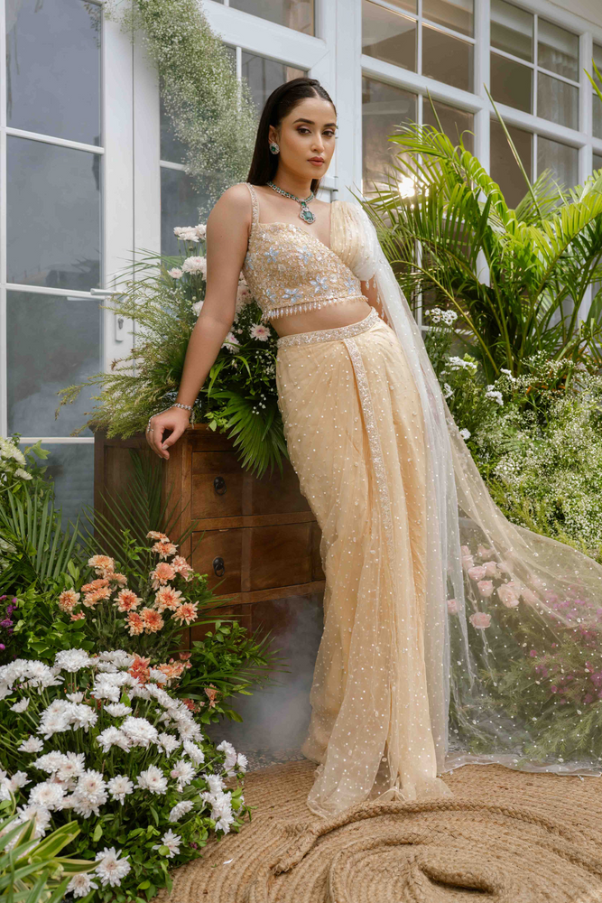 Load image into Gallery viewer, Ishani Ombre Petal Drape Saree