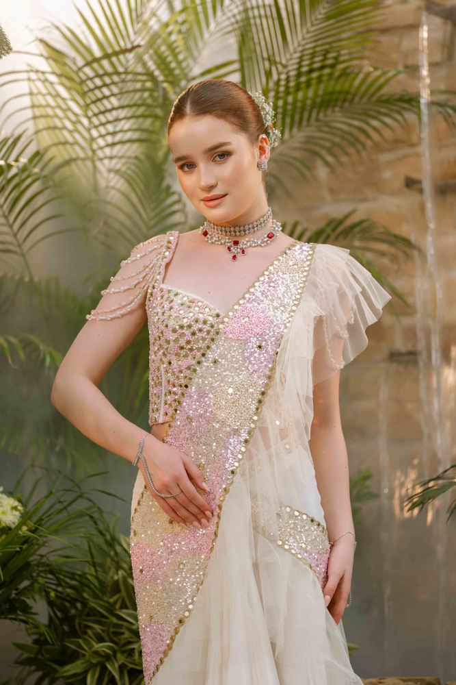 Load image into Gallery viewer, Aalaya Flow Drape Saree
