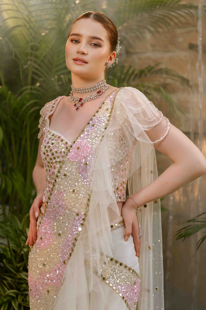 Load image into Gallery viewer, Aalaya Flow Drape Saree
