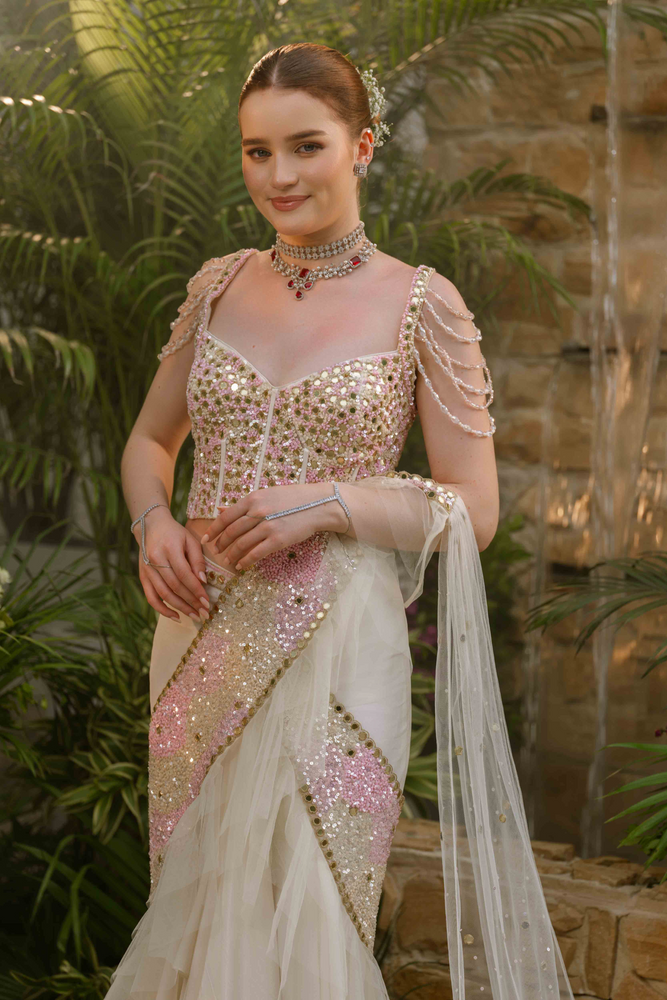 Load image into Gallery viewer, Aalaya Flow Drape Saree
