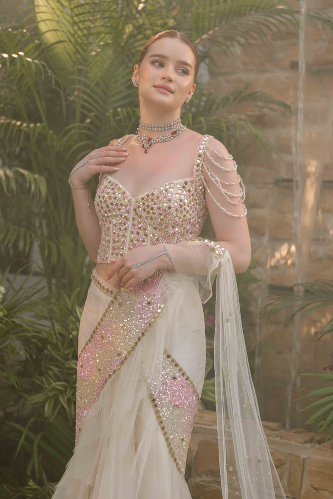 Load image into Gallery viewer, Aalaya Flow Drape Saree
