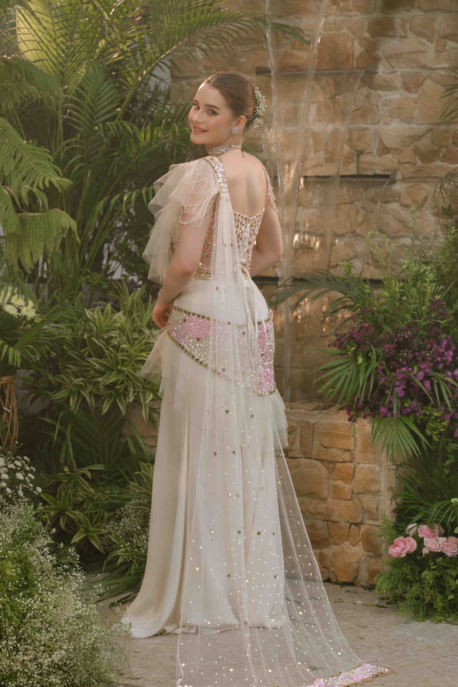 Load image into Gallery viewer, Aalaya Flow Drape Saree

